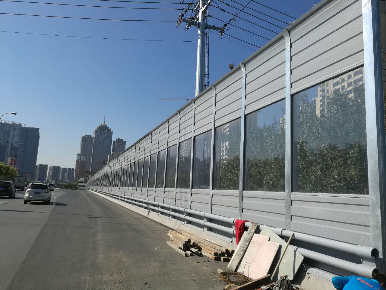 導(dǎo)致橋梁聲屏障玻璃部分爆裂的原因有那些